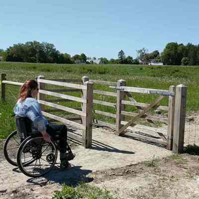 En dame i kørestol benytter en HandyGate