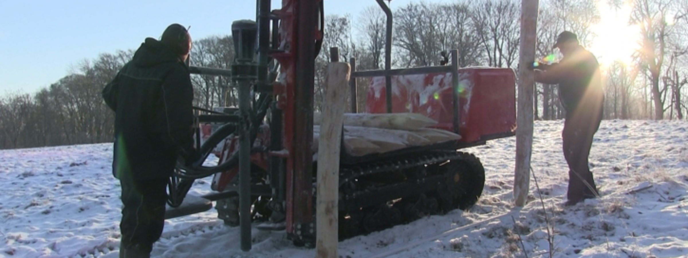 2 mænd montere hegn i sne