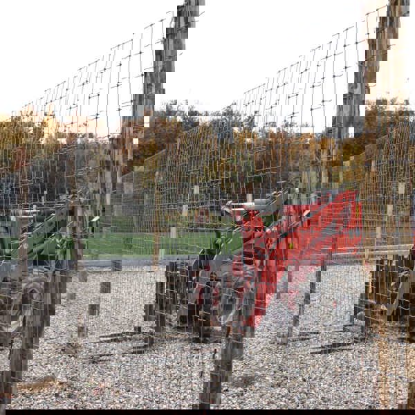 En virksomhed har fået monteret multinet for at øge sikkerheden for deres maskiner