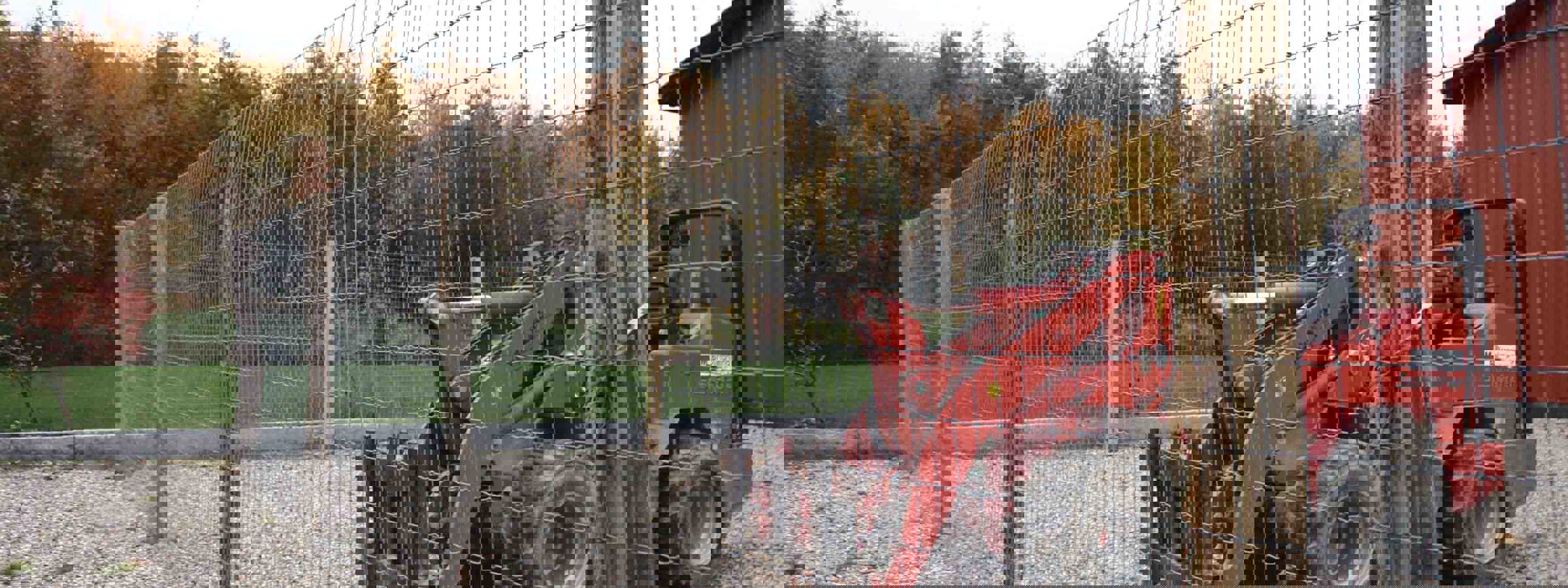 En virksomhed har fået monteret multinet for at øge sikkerheden for deres maskiner