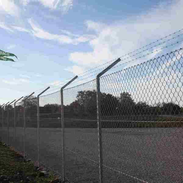 En grus plads er beskyttet med et gråt flethegn