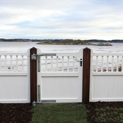 I forgrunden er en Country Garden låge. I baggrunden er der en sø