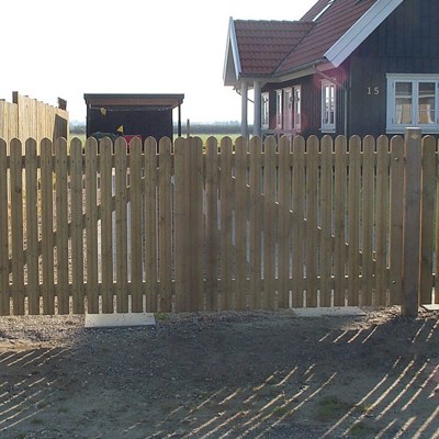 En indkørsel er lukket med en Terndrup-låge