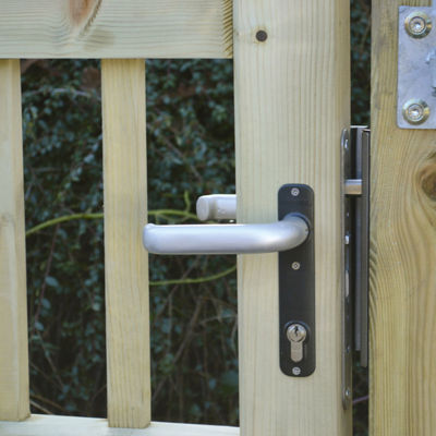 Et nærbillede af et håndtag sat ind i en Country Garden låge