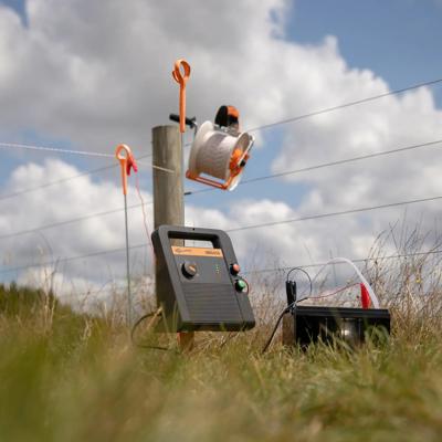 En multipower strømgiver sat op et hegn på en mark