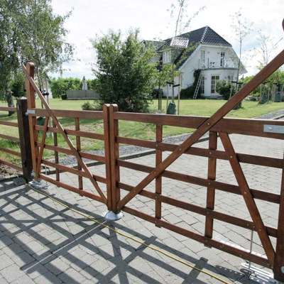 I en indkørsel er der en Country Ranger låge, i baggrunden er et hvidt hus