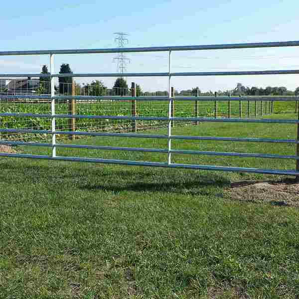 I en have er der monteret en stållåge