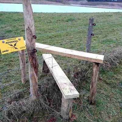 En trappe gør det muligt at komme over på den anden side af et elhegn.