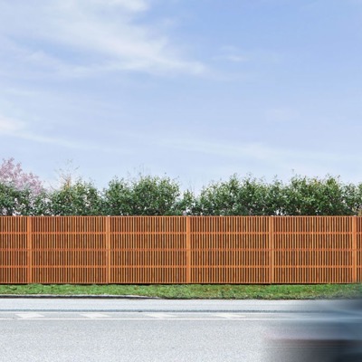 Noistop Essential støjhegn med sort ramme, fuldt dækket af tilvalgte træpaneler. En fodgænger går forbi, og en bil passerer på vejen.