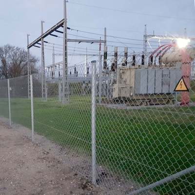En transformerstation er indhegnet med et flethegn