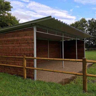 Et læskur står midt i en dyrefold.