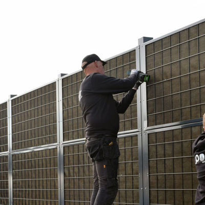 2 hegnsmontører fra Poda Hegn opsætter et Noistop® Steel støjhegn