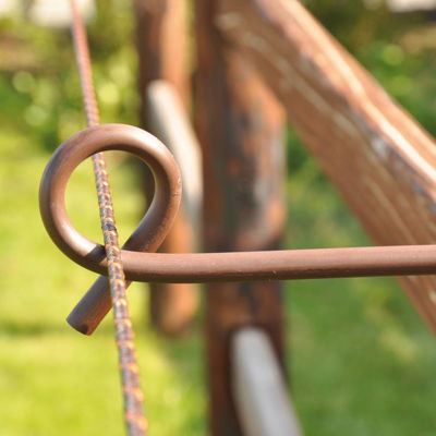 En eltråd til et elhegn holdes på plads af en isolator.