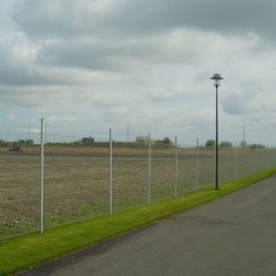 En virksomhed benytter flethegn til at beskytte deres ejendom