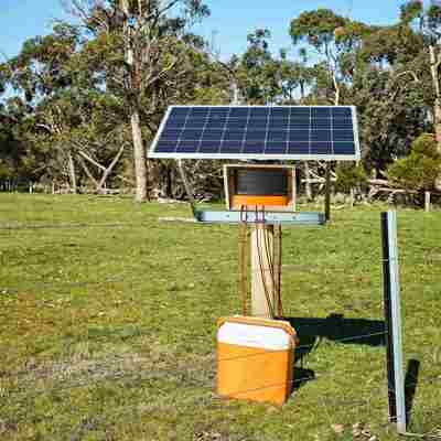 Stor soldrevet strømgiver, som er sat ned i jorden på en mark