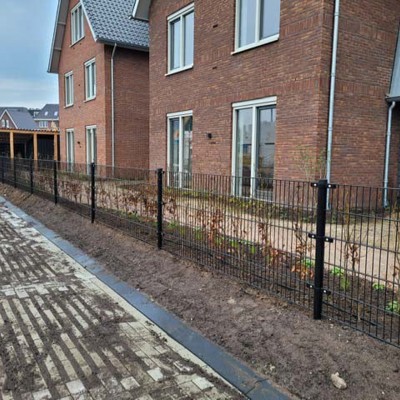 I et nybygget boligkvarter er der blevet brugt panelhegn til at fuldende æstetikken