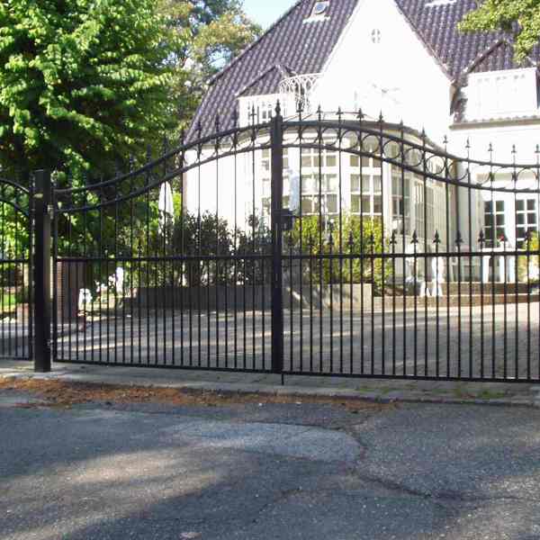 En sort smedejernslåge beskytter en indkørsel