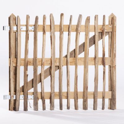 En låge lavet ud af kastanjetræ