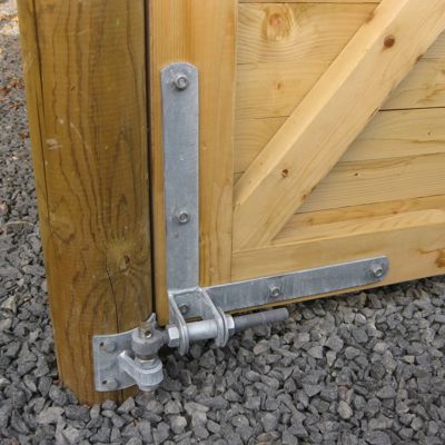 Et nærbillede af et hængsel på en Lund port