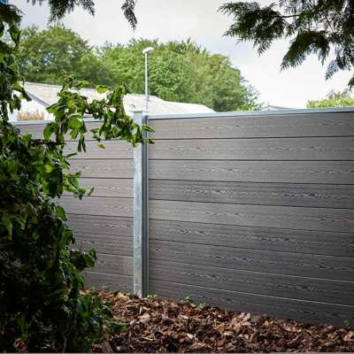 Poda komposithegn i koksgrå i have