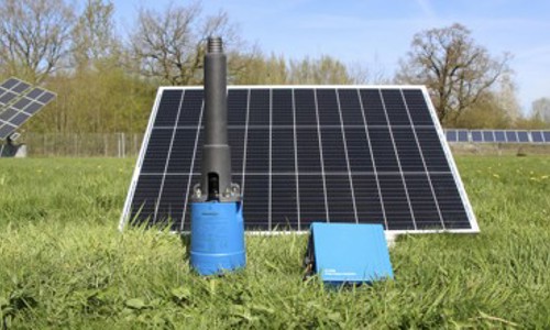 En pumpe og et solcelleanlæg til en pumpe
