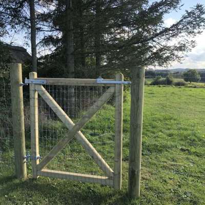 I forlængelse af et nethegn, er der opsat en Country Estate låge