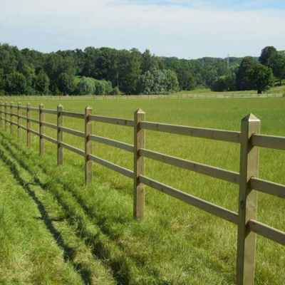 Et hestehegn omgiver en stor hestefold. Hestehegnet har firkantede pæle med pyramidetop og afhøvlede lægter.
