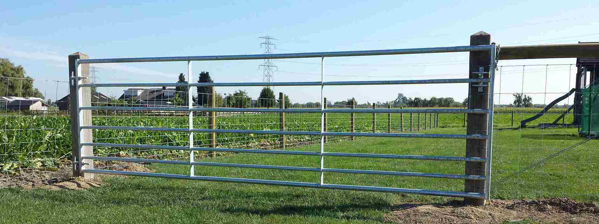 I en have er der monteret en stållåge