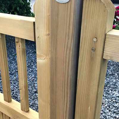 En træstolpe til Country Garden hegnet, med et hegnsfag på begge sider