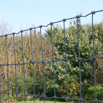 Et nærbillede af en hegnspæl hvorpå der er monteret Multinet-hegn