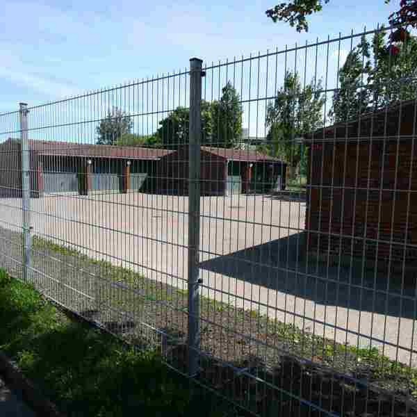 Garage bliver beskyttet af et panelhegn