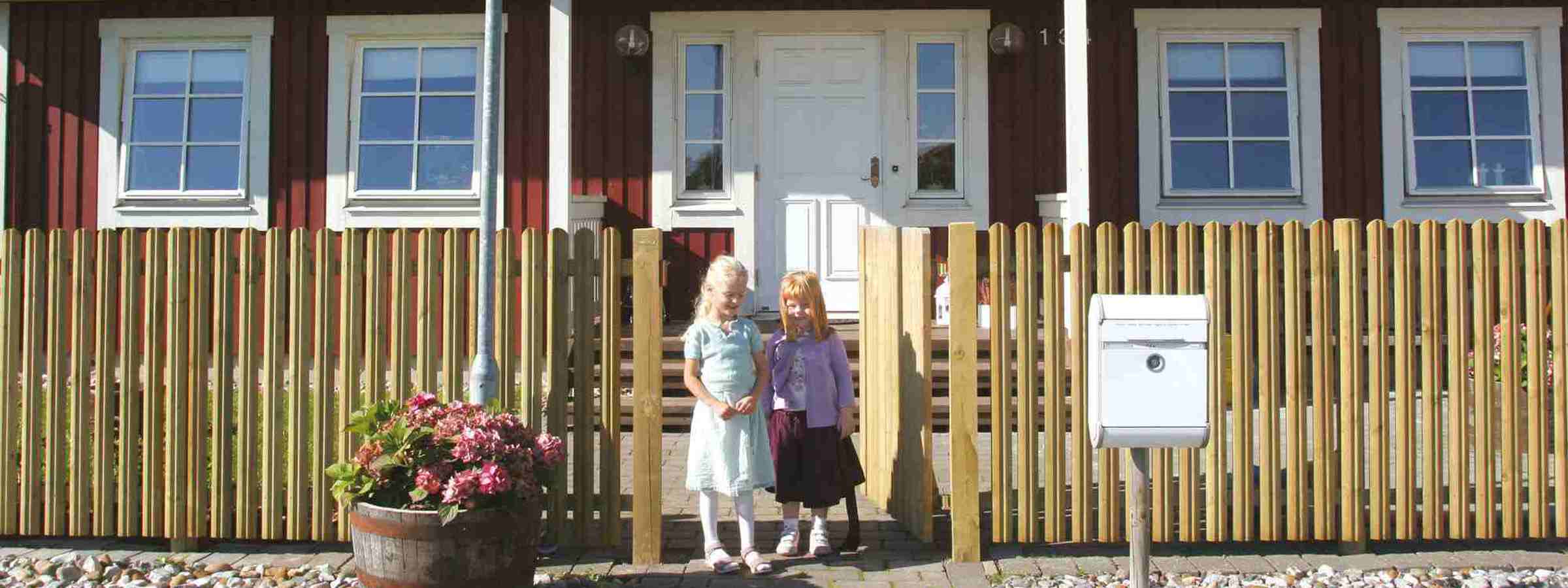 To piger står foran et Terndrup-stakit