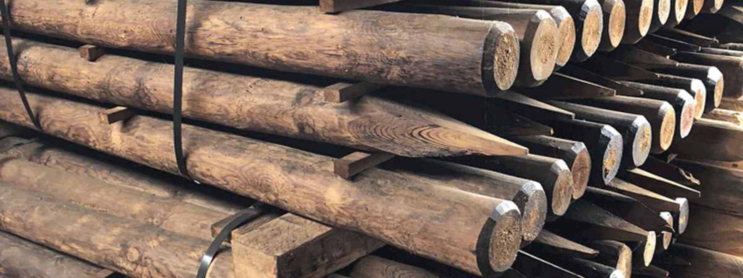 Stablede FaunaWood hegnspæle med spidse ender, bundtet med bånd.