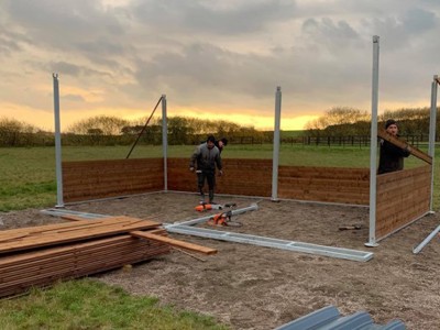 Poda monterer et læskur til heste