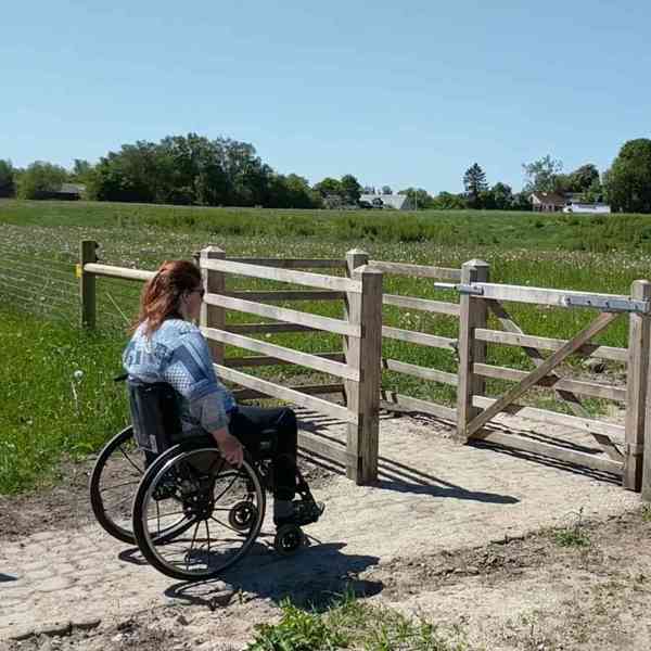 En dame i kørestol benytter en HandyGate