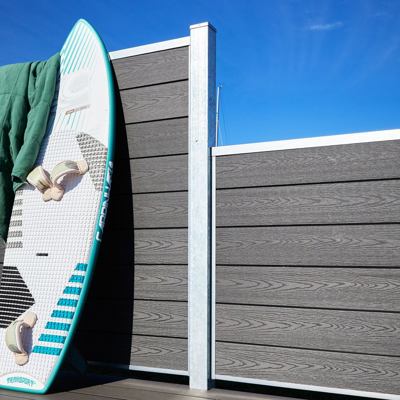 Koksgrå komposithegn fra Poda i to forskellige højder med surfboard.