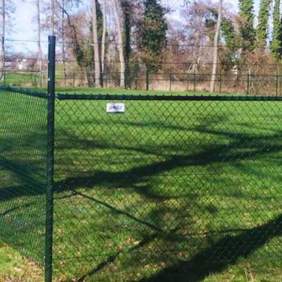 For at holde dyrene inde i indhegningen, er der blevet monteret tre tråde, oven på flethegnet, for at øge højden