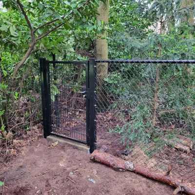 Som ind- og udgang på en hegnslinje af flethegn, er der monteret en matchende låge