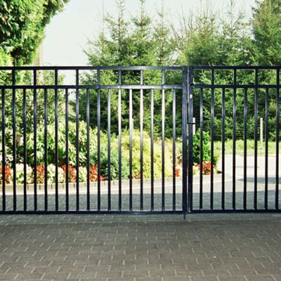 Op imod en husmur er der monteret en smedejernslåge i Elegance-designet