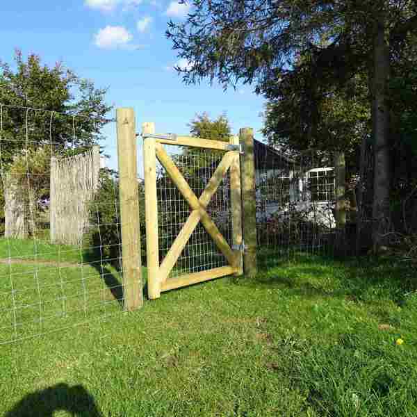 I en have er der monteret en Country Estate låge. I bagrunden kan man se huset.